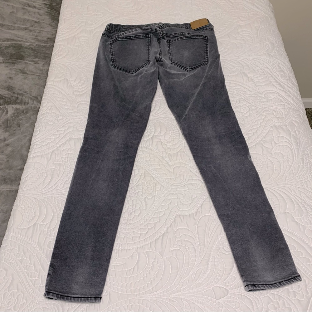 Gray skinny jeans w cute detailing on the front